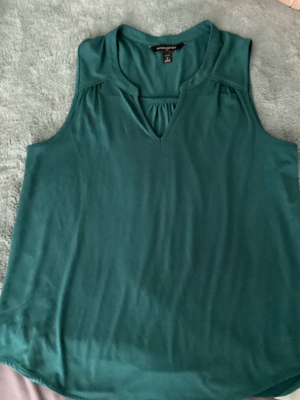 Banana Republic green sleeveless V-neck blouse in small petite
